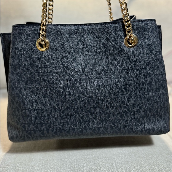 Michael Kors Black Shoulder Bag with Gold Chains - Picture 4 of 8